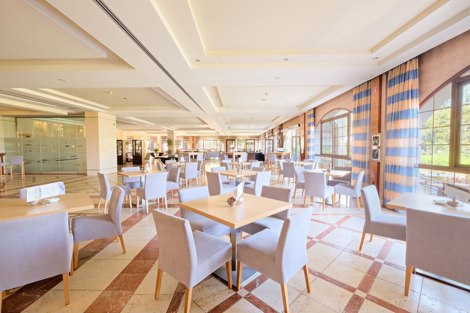 Restaurant met gedekte tafels — Hotel Envía Almería Spa & Golf
