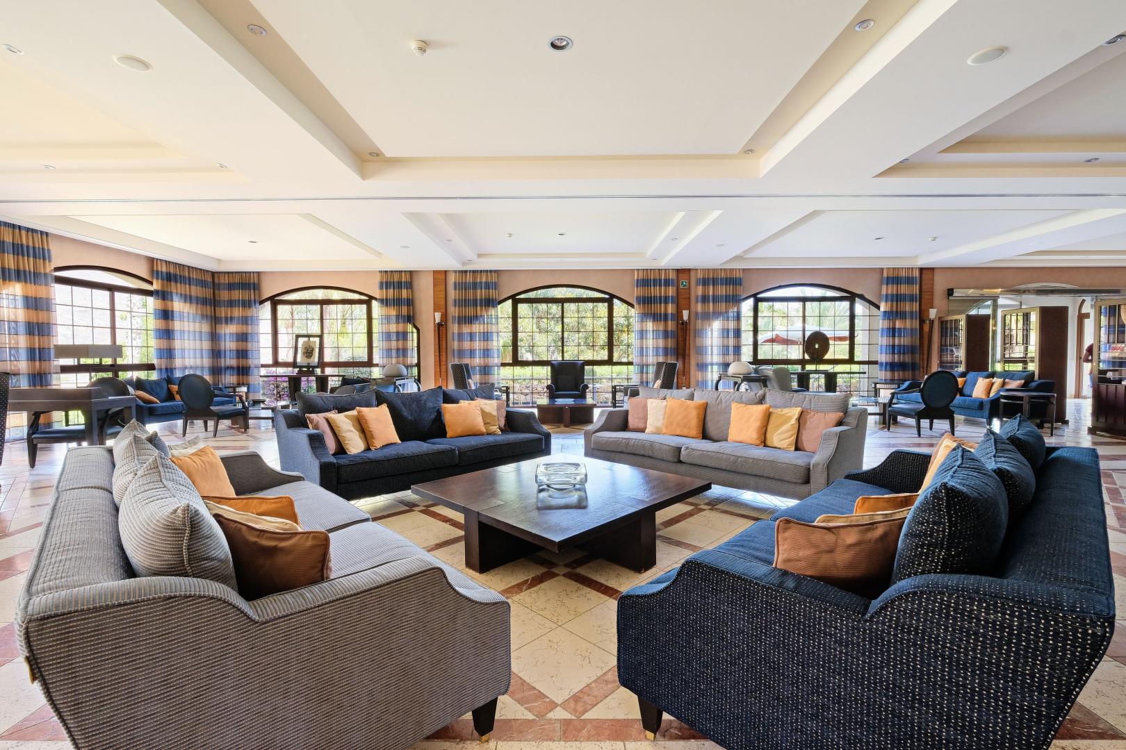 Lobby met receptie — Hotel Envía Almería Spa & Golf