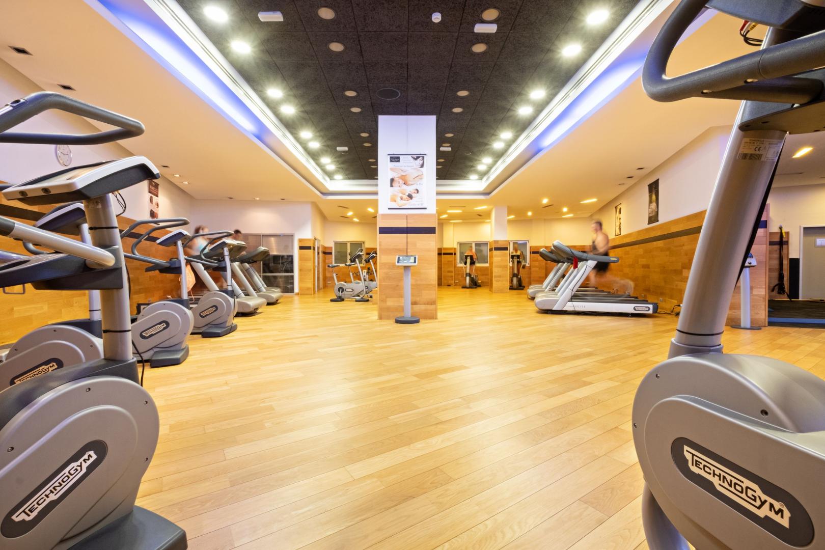 Fitnessruimte met cardio-apparaten — Hotel Envía Almería Spa & Golf
