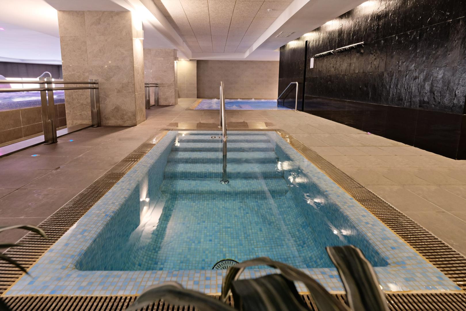Binnenzwembad — Hotel Envía Almería Spa & Golf