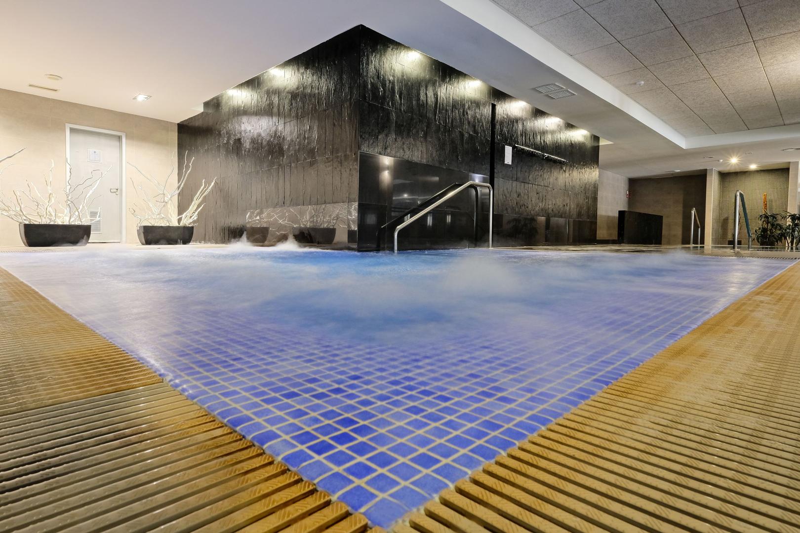 Binnenzwembad — Hotel Envía Almería Spa & Golf