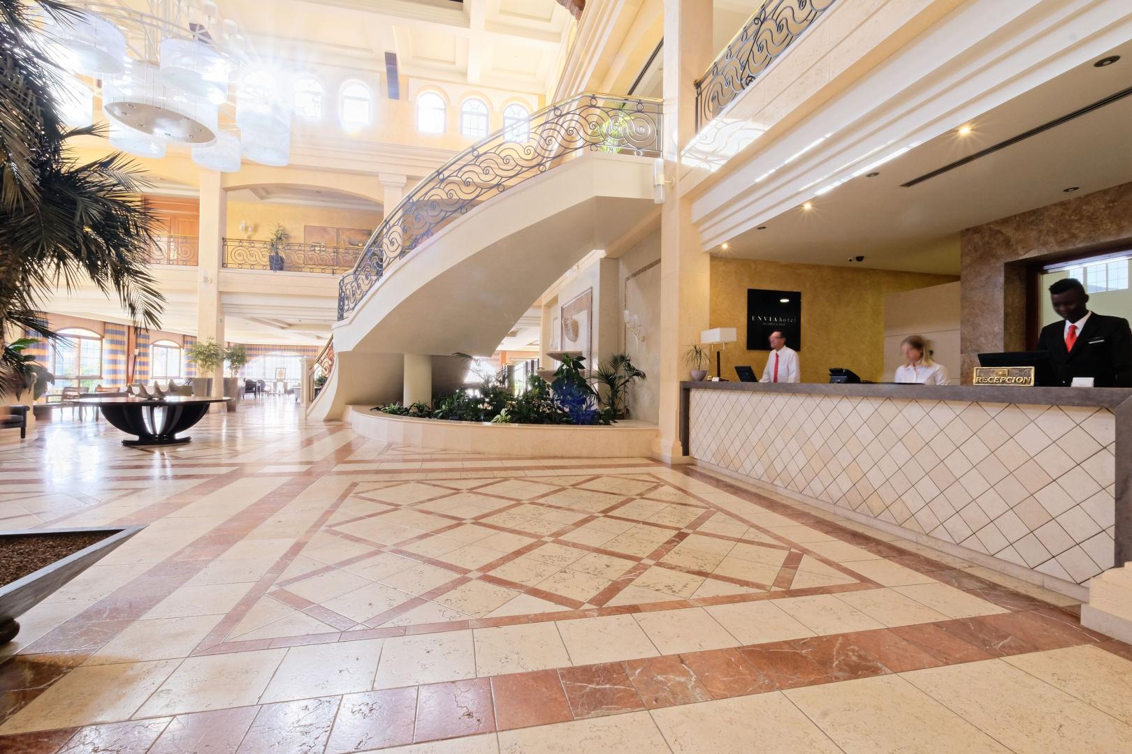 Lobby met receptie — Hotel Envía Almería Spa & Golf