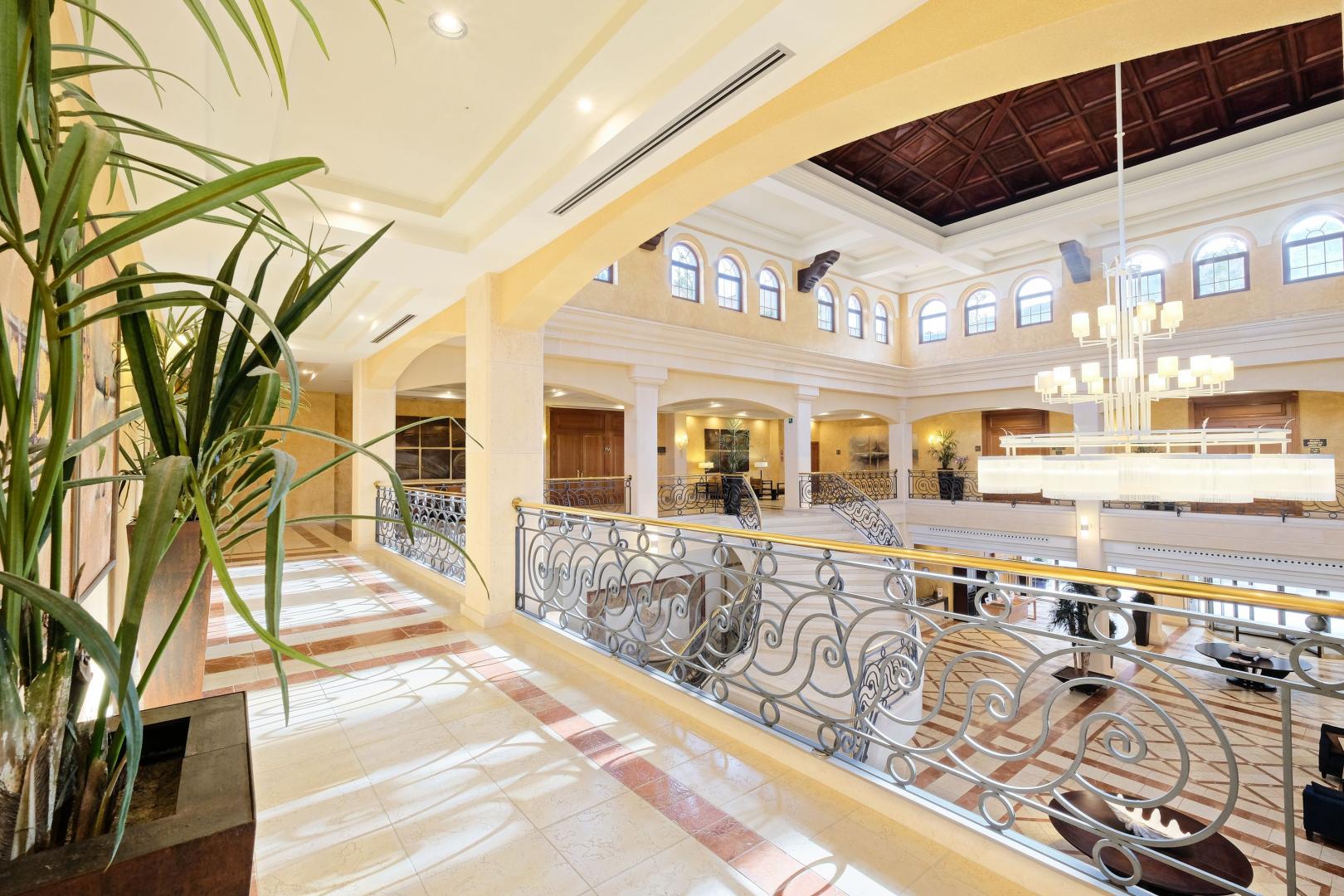 Lobby met receptie — Hotel Envía Almería Spa & Golf