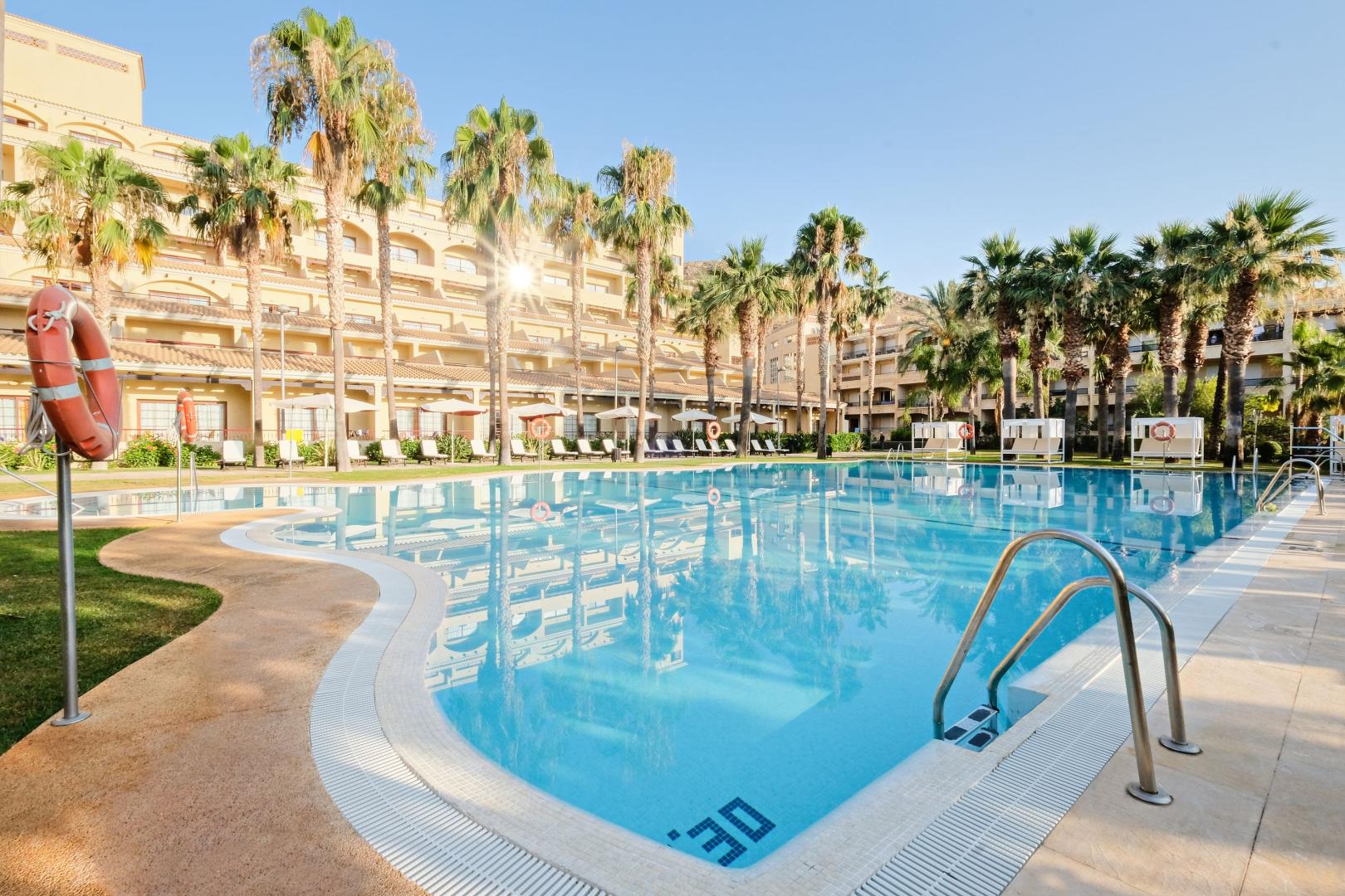 Zwembad omringd door palmbomen — Hotel Envía Almería Spa & Golf