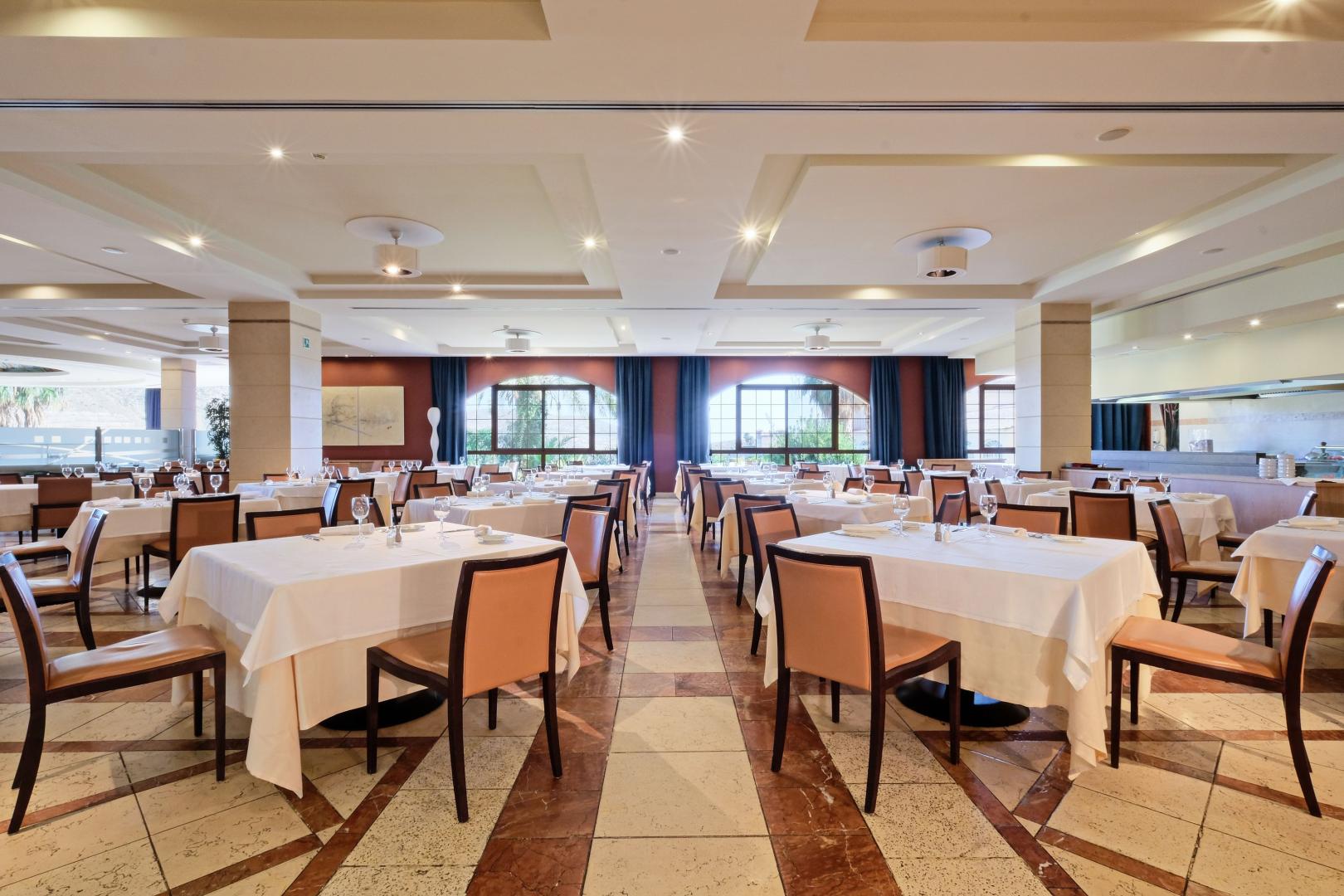 Restaurant met gedekte tafels — Hotel Envía Almería Spa & Golf