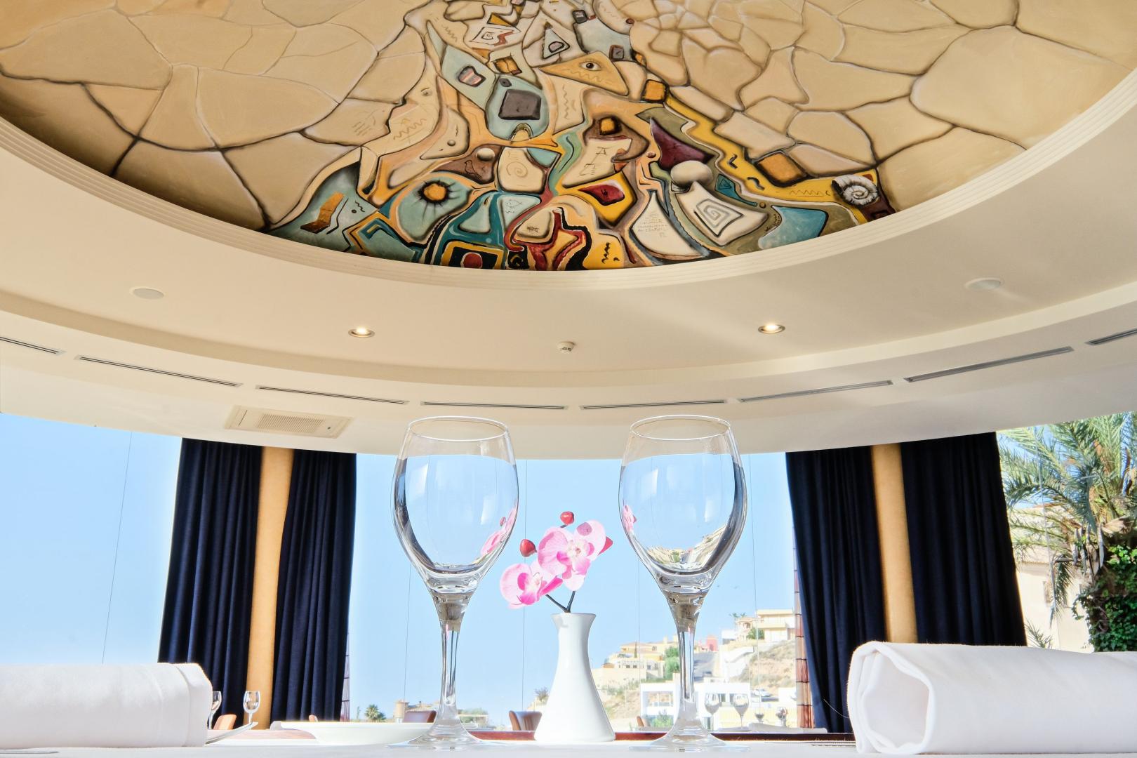 Restaurant met gedekte tafels — Hotel Envía Almería Spa & Golf