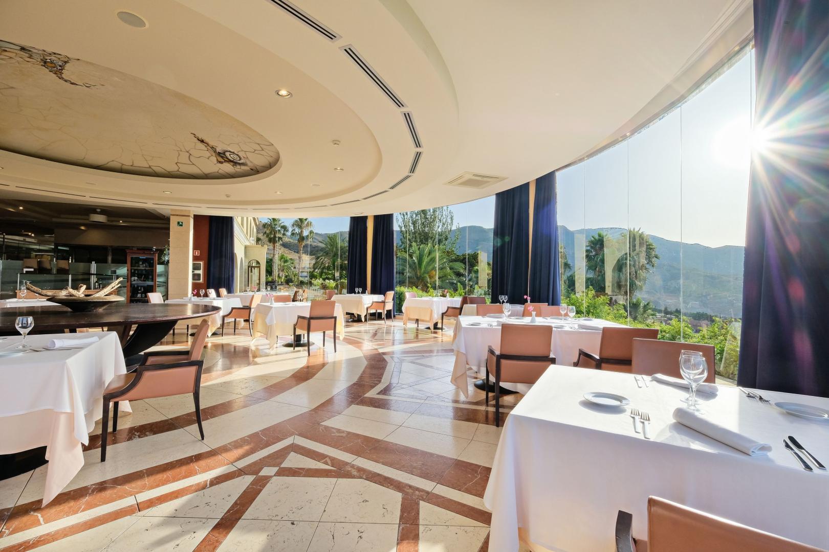 Restaurant met gedekte tafels — Hotel Envía Almería Spa & Golf