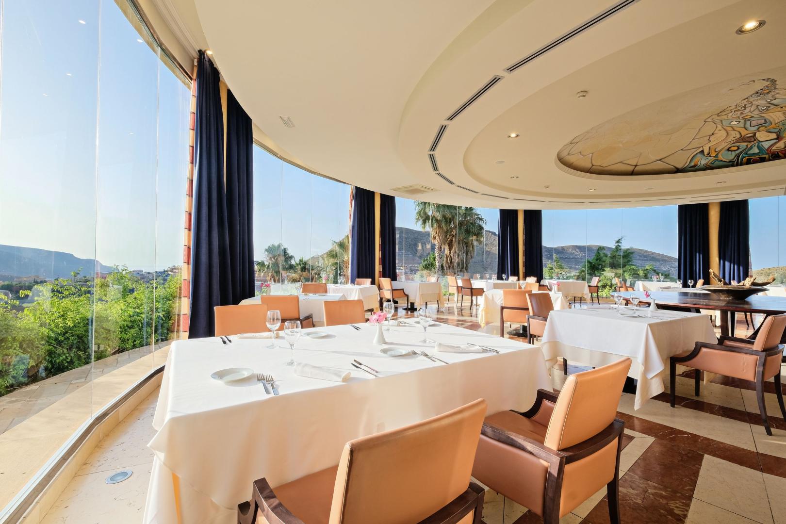 Restaurant met gedekte tafels — Hotel Envía Almería Spa & Golf