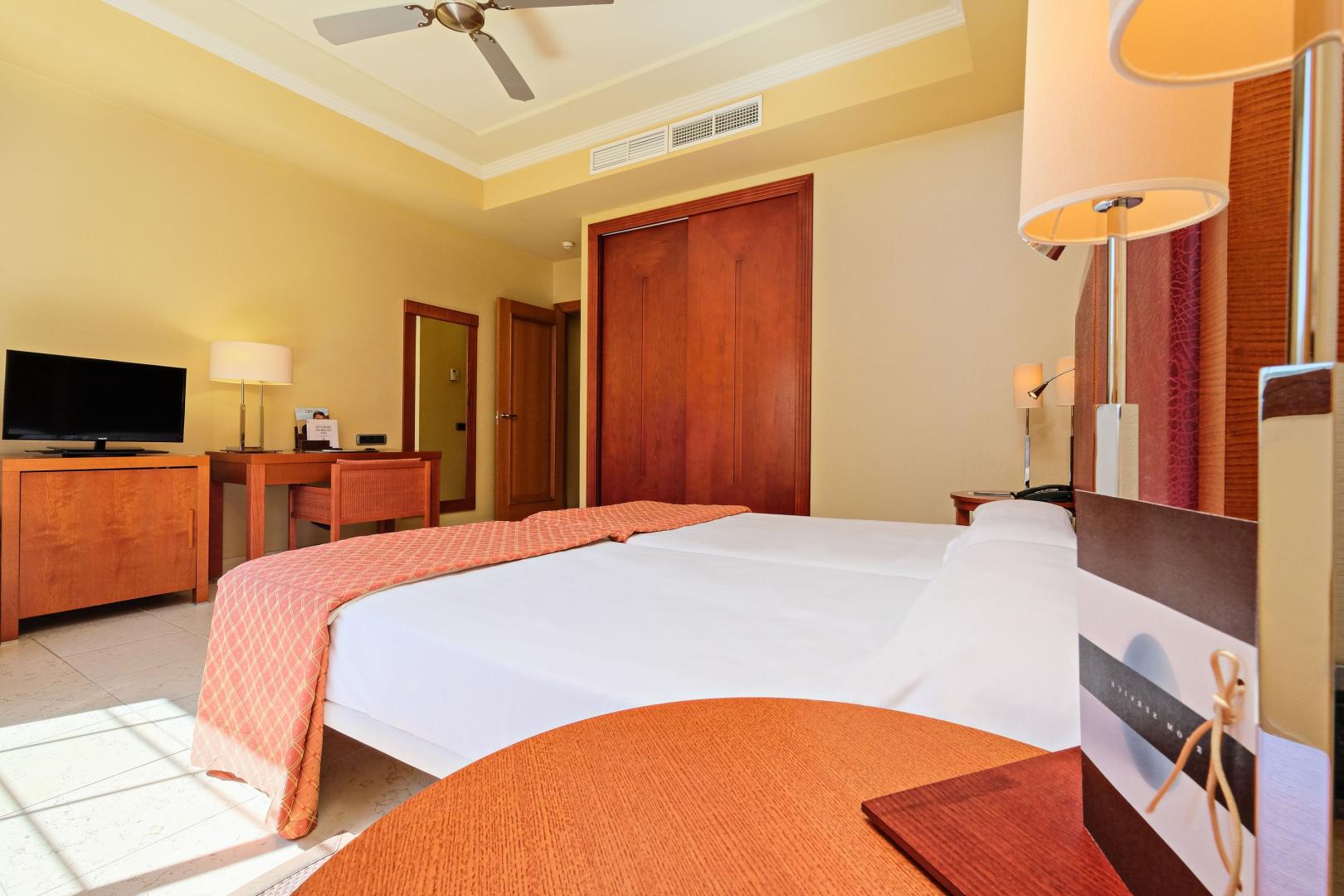 Suite met zithoek — Hotel Envía Almería Spa & Golf