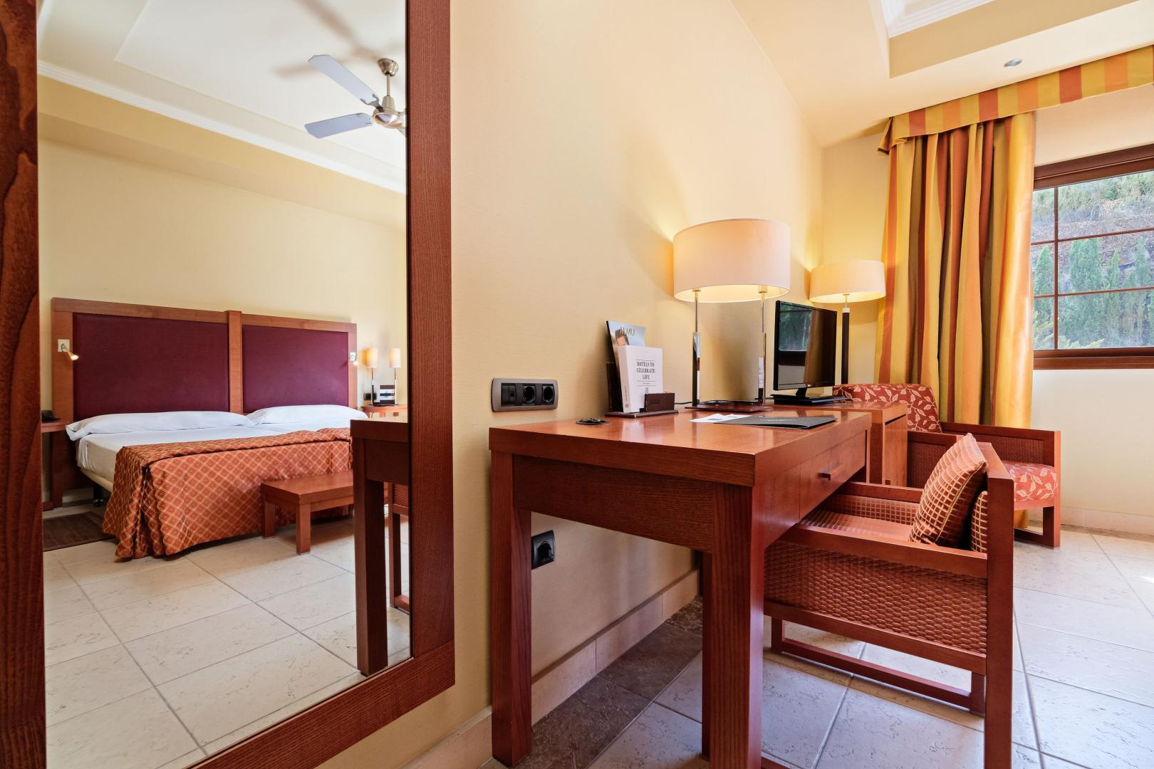 Suite met zithoek — Hotel Envía Almería Spa & Golf