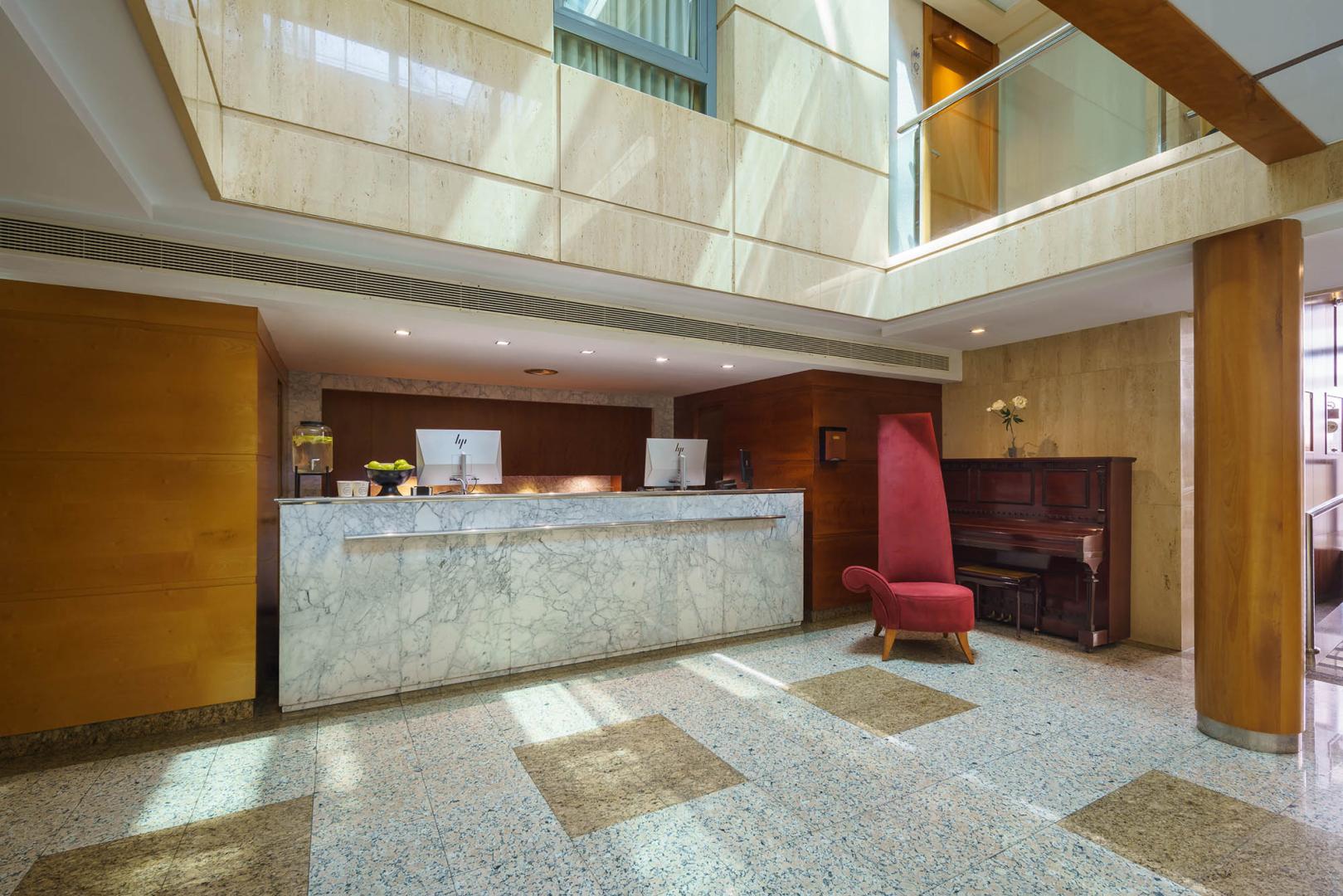 Lobby met receptie — Crisol Almería
