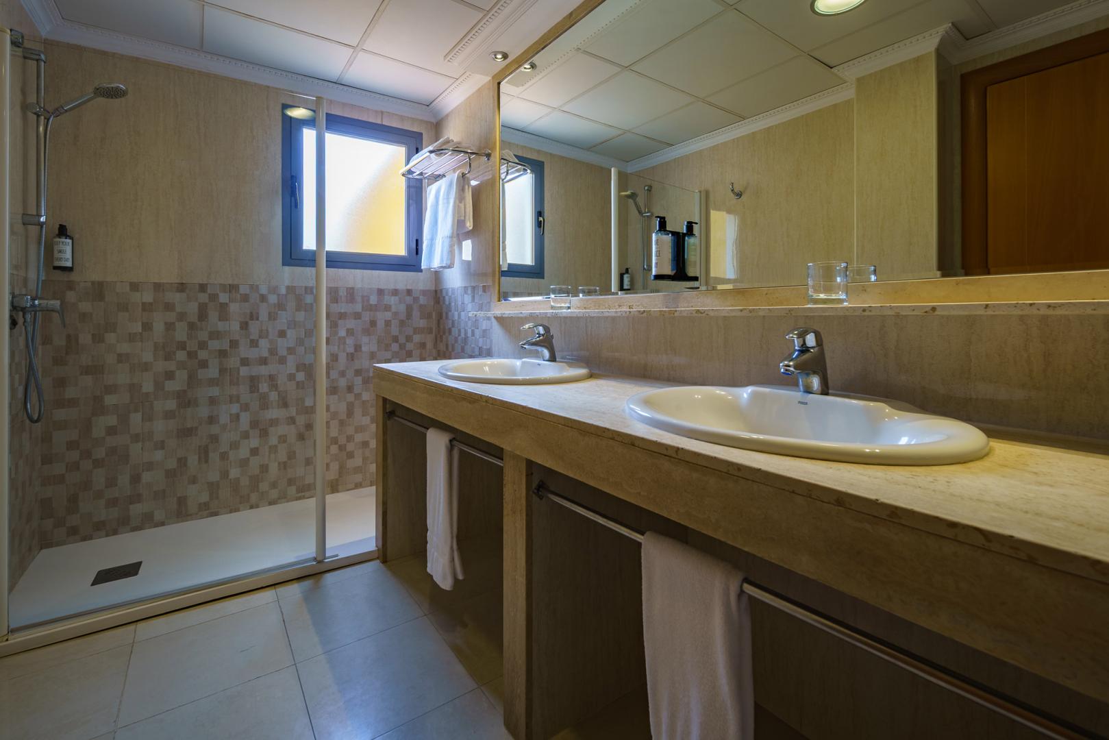 Badkamer met ligbad — Crisol Almería
