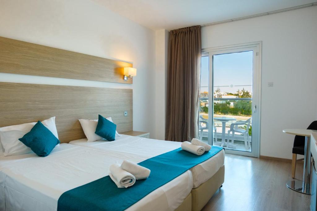 Kapetanios Bay Hotel image 1