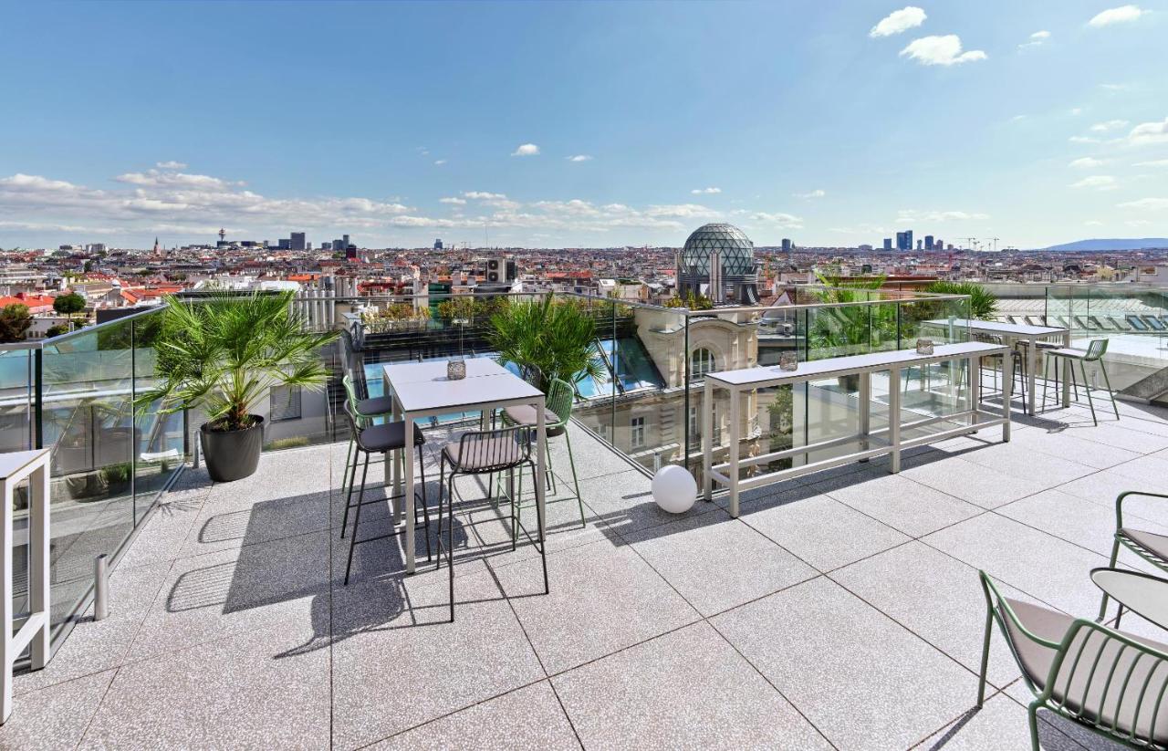 een terras met tafels en stoelen op een dakterras bij Jaz in the City Vienna in Wenen