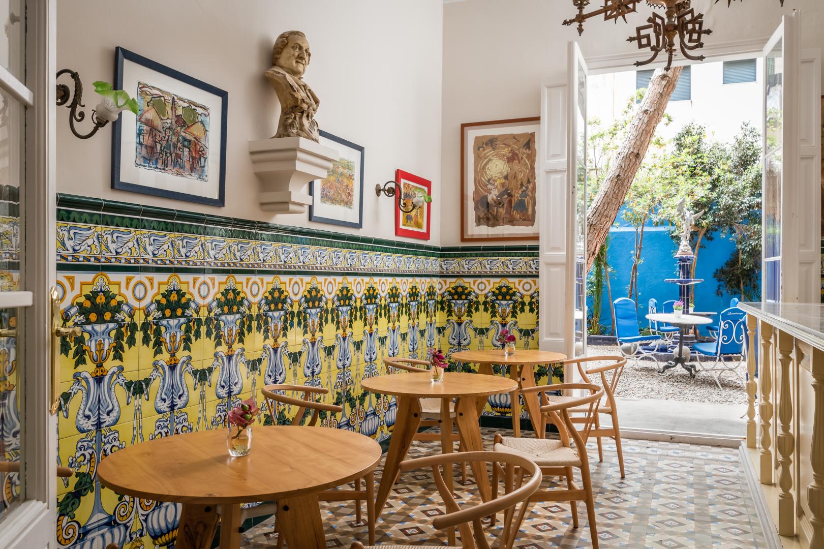 Restaurant met gedekte tafels — Hotel Medium Renaixença