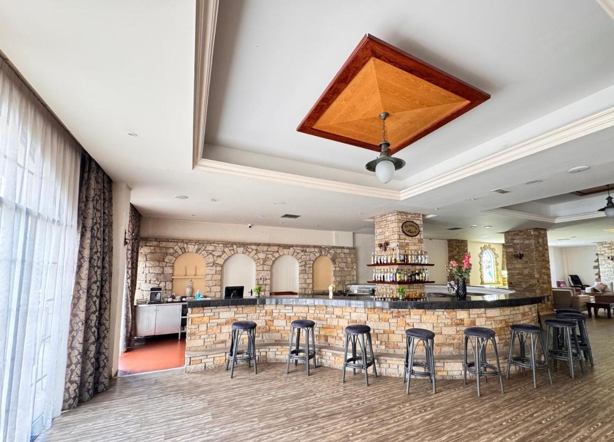 Navarria Hotel image 2