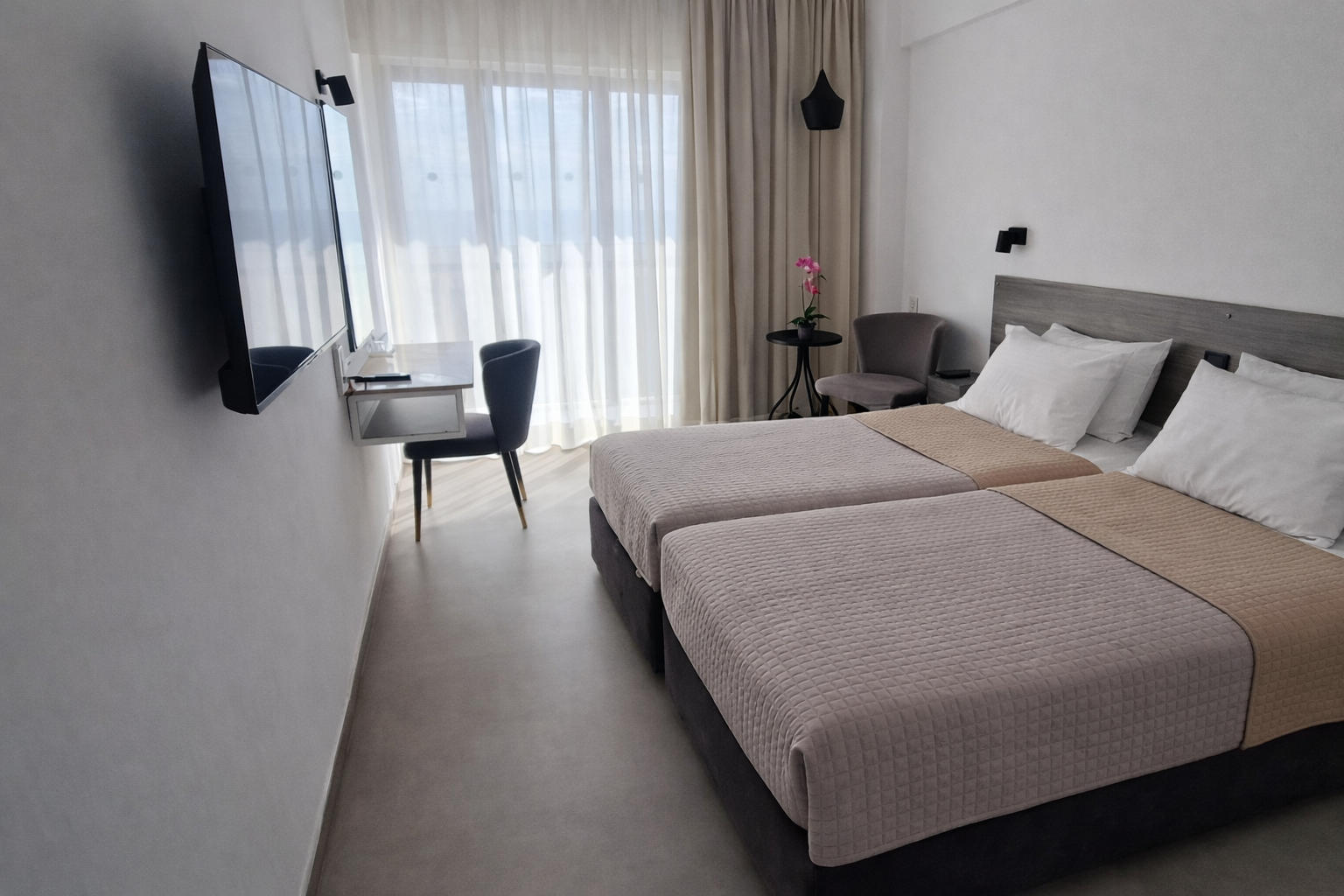 Navarria Hotel image 1