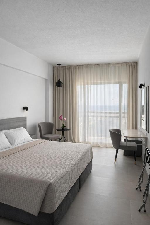 Navarria Hotel image 1