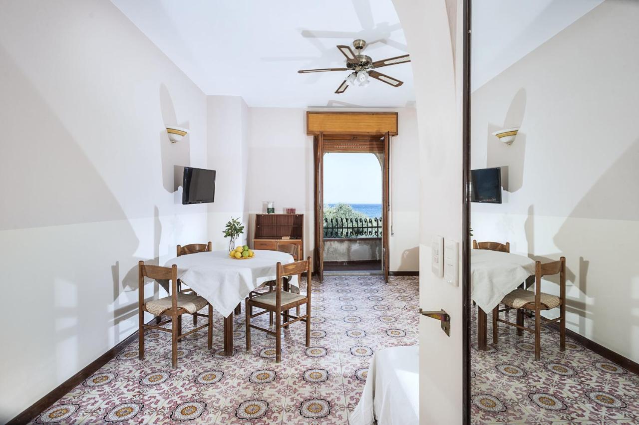 een eetkamer met een tafel en stoelen bij Residence Villa Liliana in Giardini Naxos