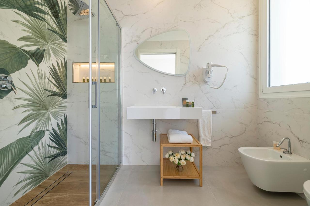 een badkamer met een wastafel en een glazen douche bij Case Vacanza Loria in Castelluzzo