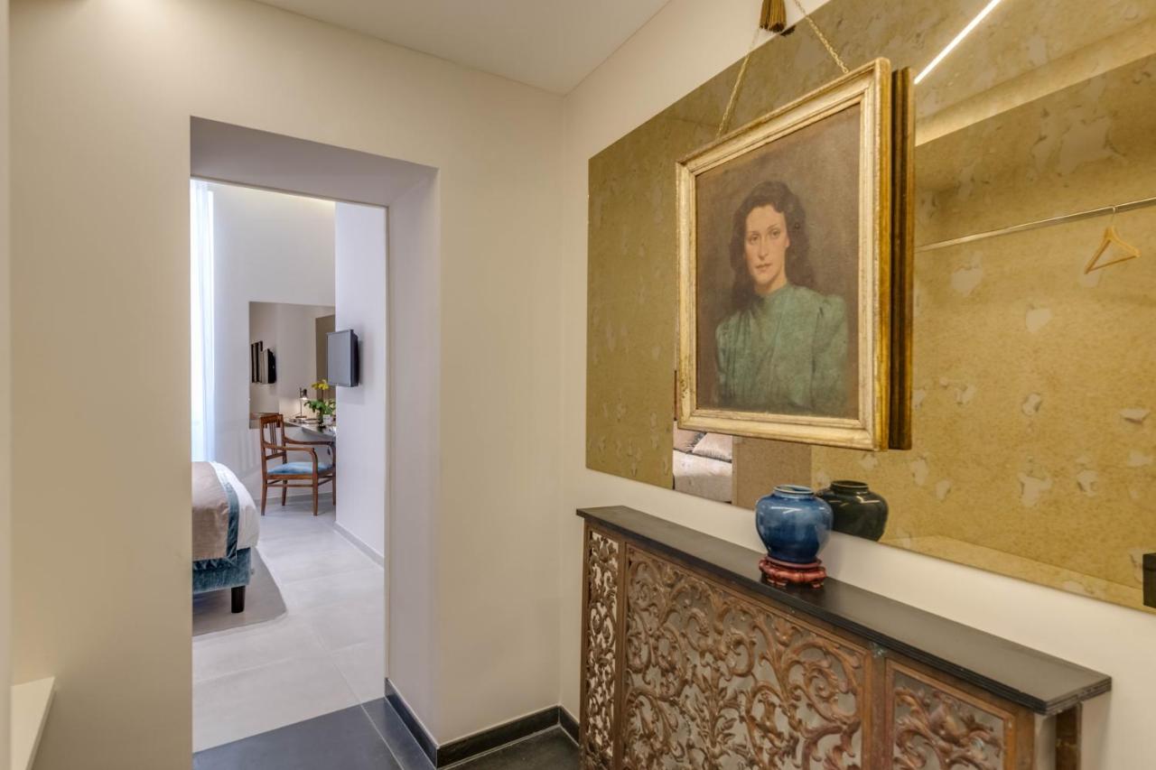 een schilderij van een vrouw aan de muur in een gang bij Navona Theatre Hotel in Rome
