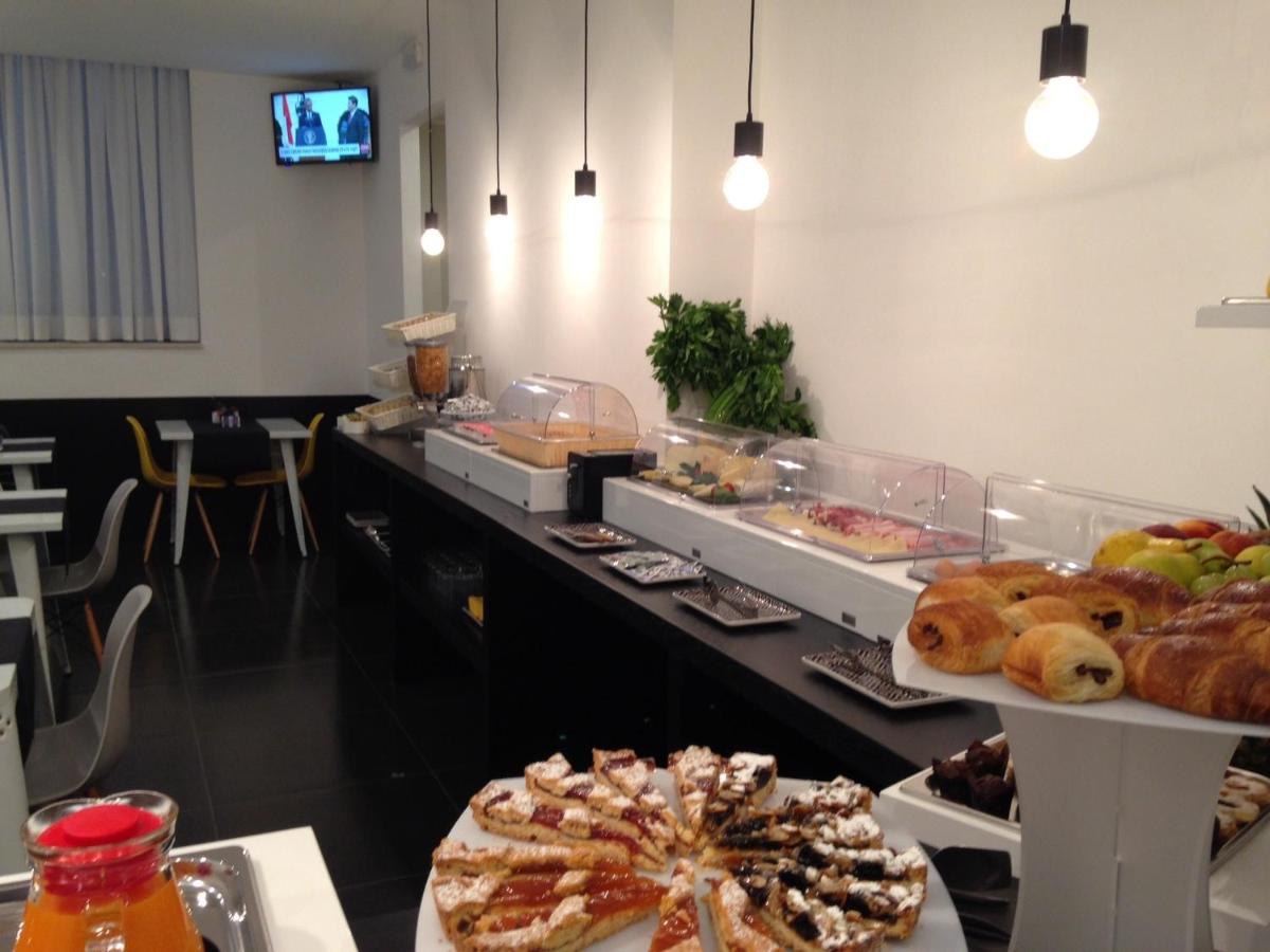 een buffet met veel verschillende soorten gebak bij Navona Theatre Hotel in Rome