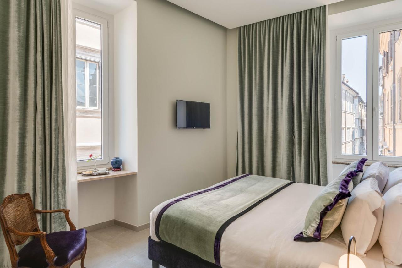 een hotelkamer met een bed en een raam bij Navona Theatre Hotel in Rome