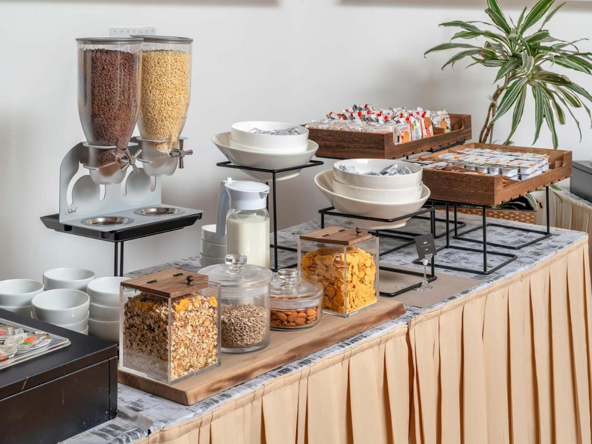 een buffet vol met verschillende soorten eten bij B&B HOTEL Calenzano First in Calenzano
