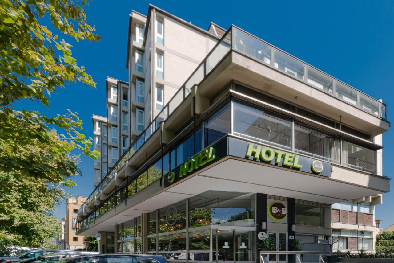 een hotelgebouw met een bord waarop 'hotel' staat bij B&B Hotel Firenze City Center in Florence