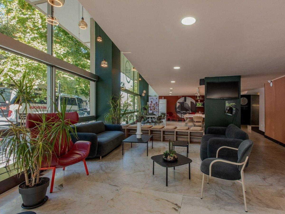 een lobby met banken en stoelen in een winkel bij B&B Hotel Firenze City Center in Florence