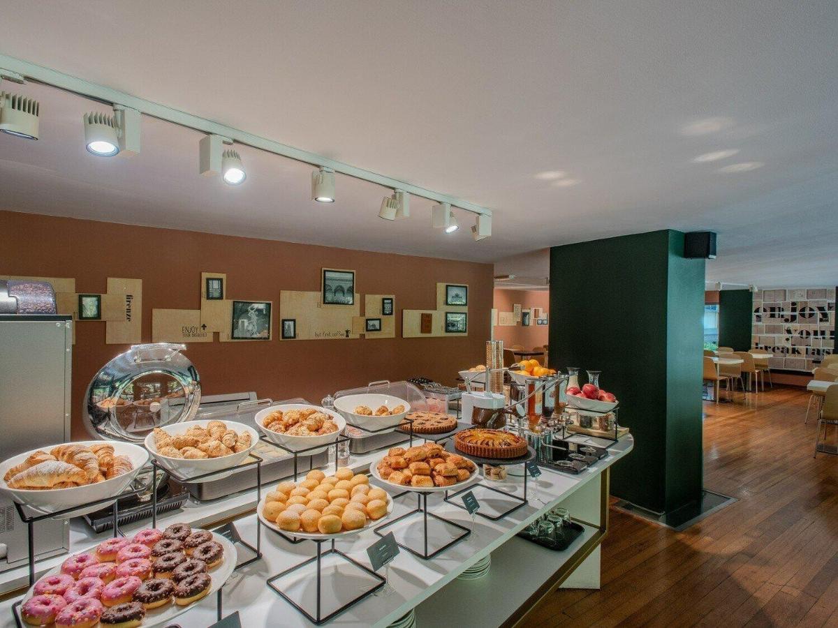 een buffet met veel verschillende soorten gebak uitgestald bij B&B Hotel Firenze City Center in Florence