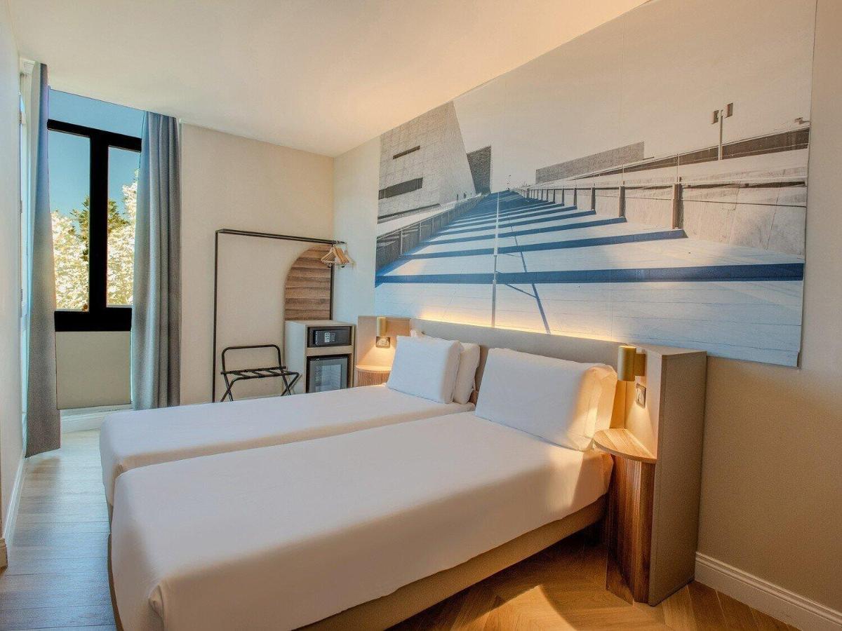 een slaapkamer met een bed en een schilderij aan de muur bij B&B Hotel Firenze City Center in Florence