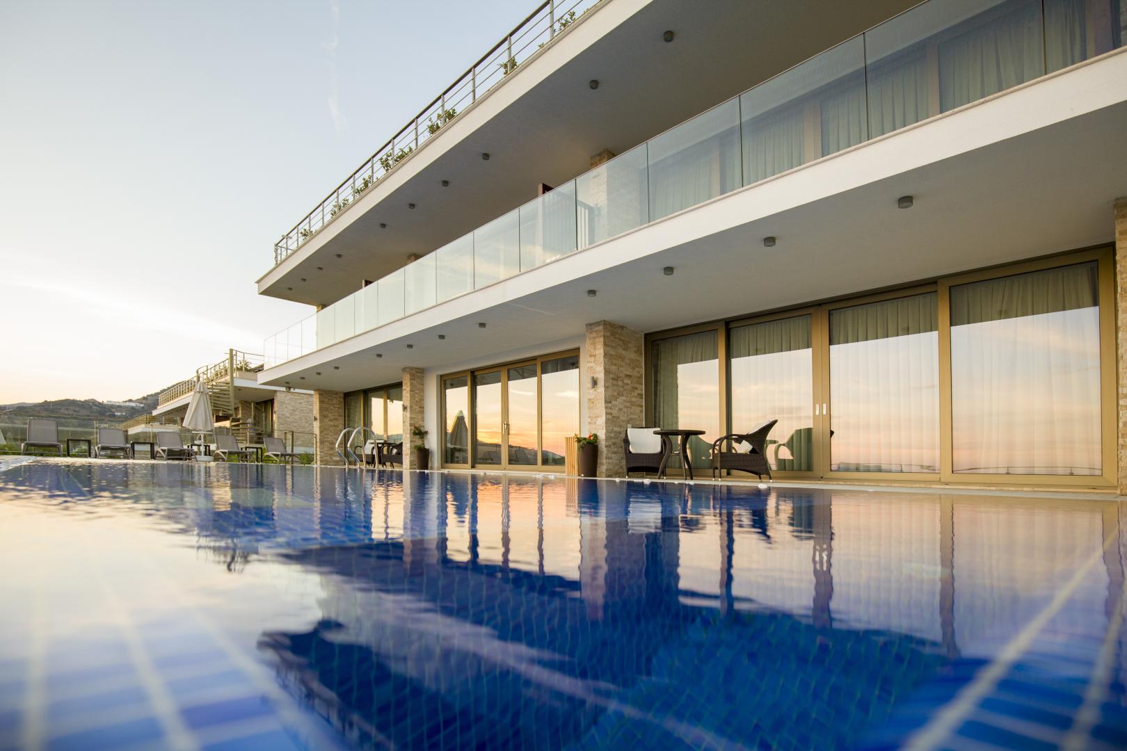 Buitenzwembad met ligbedden — Spektr Hotel Bodrum