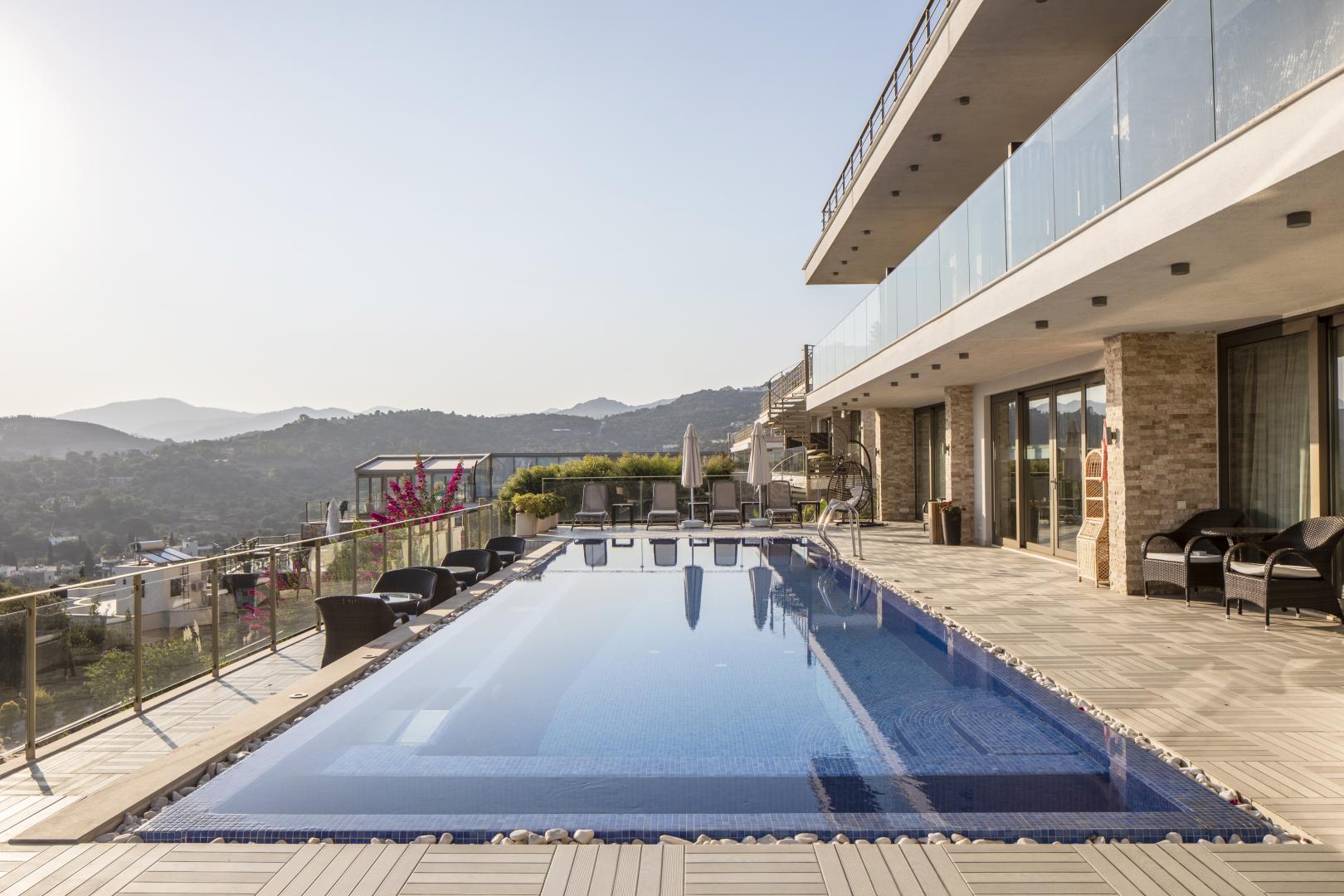 Buitenzwembad met ligbedden — Spektr Hotel Bodrum