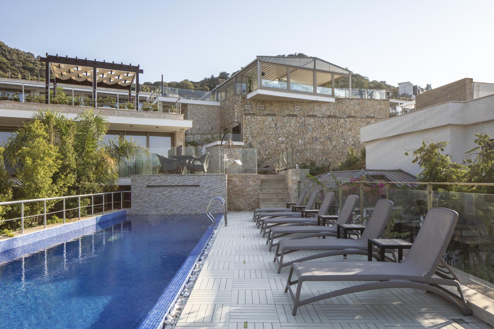 Buitenzwembad met ligbedden — Spektr Hotel Bodrum