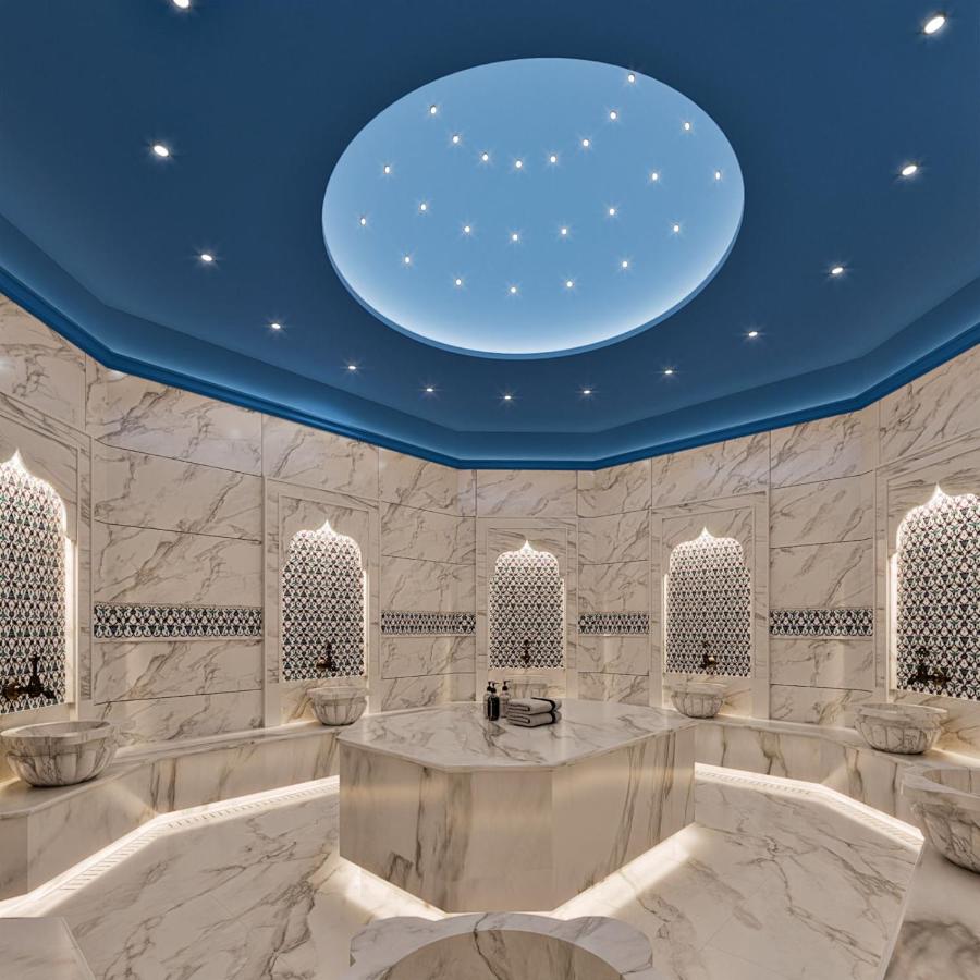 een witte kamer met een blauw plafond en een tafel bij Grand Cevahir Hotel Convention Center in Istanbul
