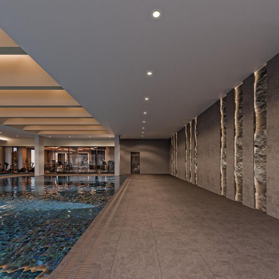 een zwembad midden in een gebouw bij Grand Cevahir Hotel Convention Center in Istanbul