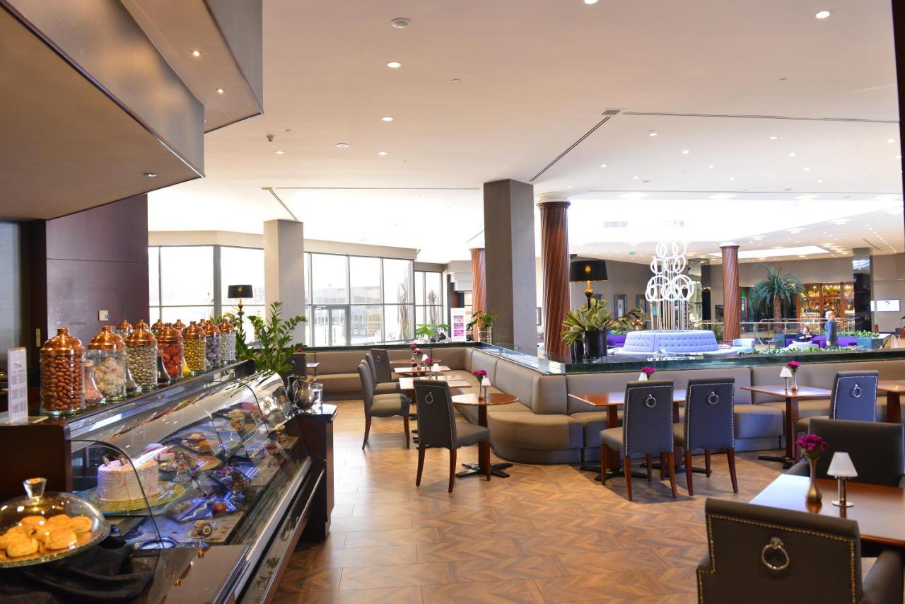 een hotellobby met een restaurant bij Grand Cevahir Hotel Convention Center in Istanbul