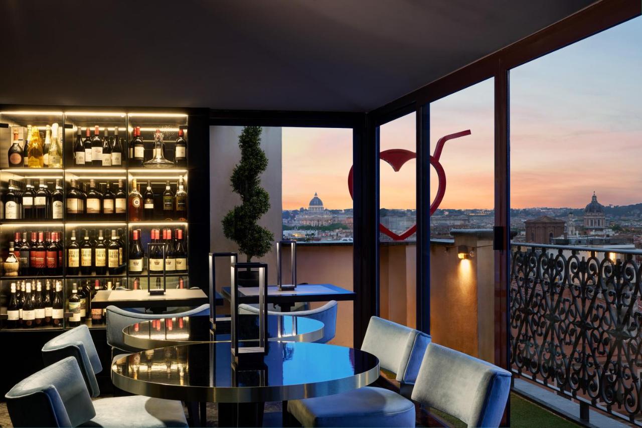 een restaurant met een bar met uitzicht over de stad bij Hotel Barberini in Rome