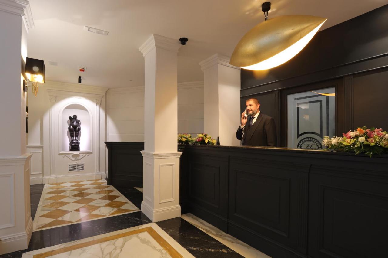 een man die in een lobby aan het bellen is met zijn mobiele telefoon bij Hotel Barberini in Rome