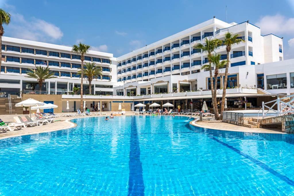 een groot zwembad voor een hotel bij Ascos Coral Beach Hotel in Coral Bay