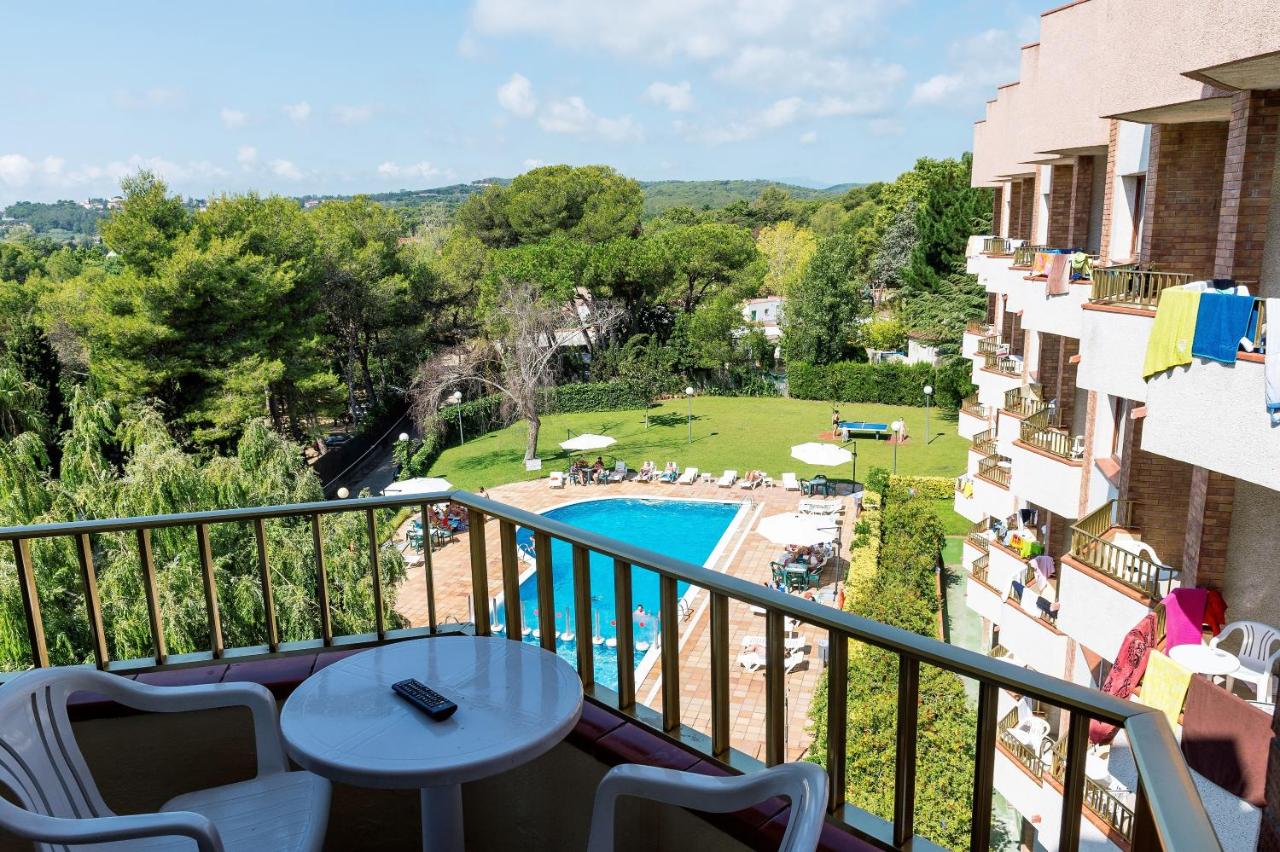 een balkon met uitzicht op een zwembad bij Aparthotel Las Mariposas in Lloret de Mar