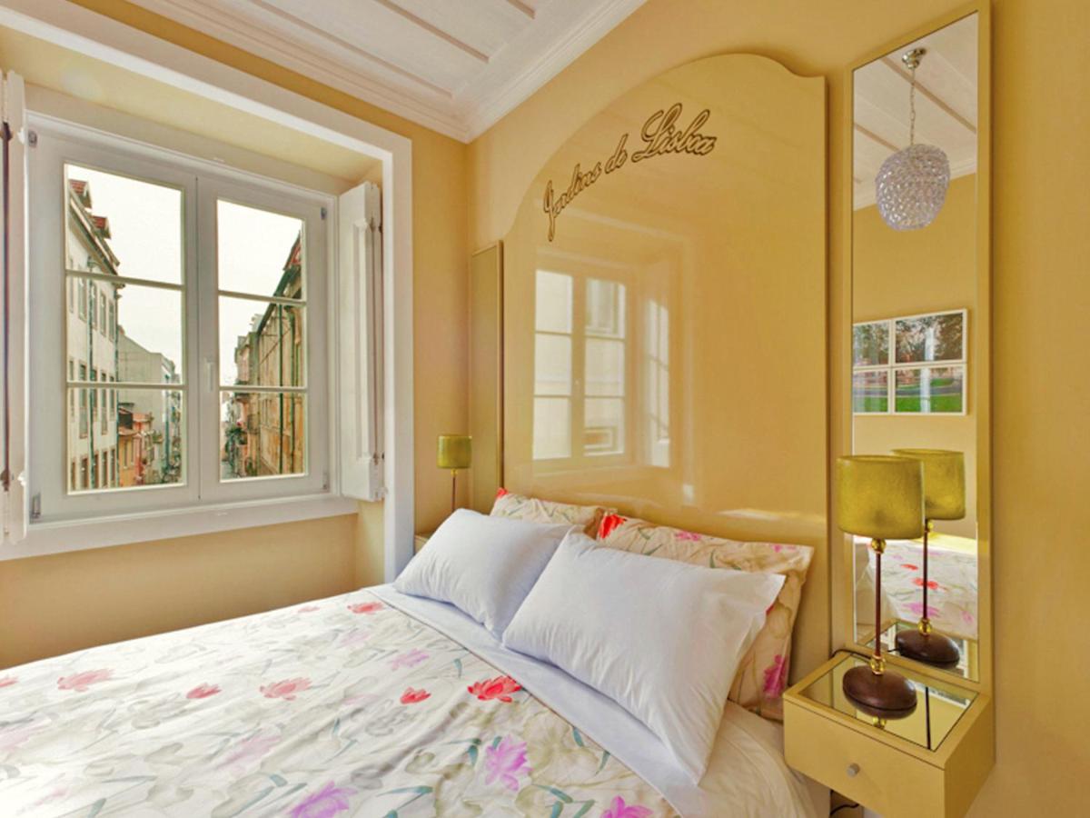 een slaapkamer met een bed en een raam bij Lisbon Colours Bairro Alto Apartments in Lissabon