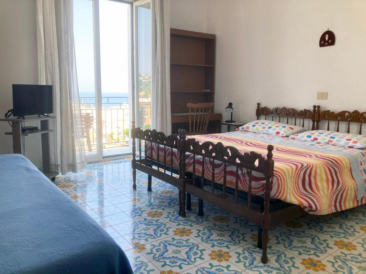 een slaapkamer met twee bedden en uitzicht op de oceaan bij Villa Luna di Miele in Casamicciola Terme
