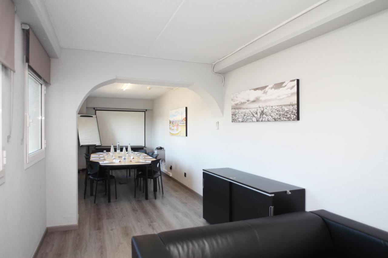 een kamer met een tafel met stoelen en een bank bij Travelodge Barcelona del Vallés in Barbera del Valles +37 foto's