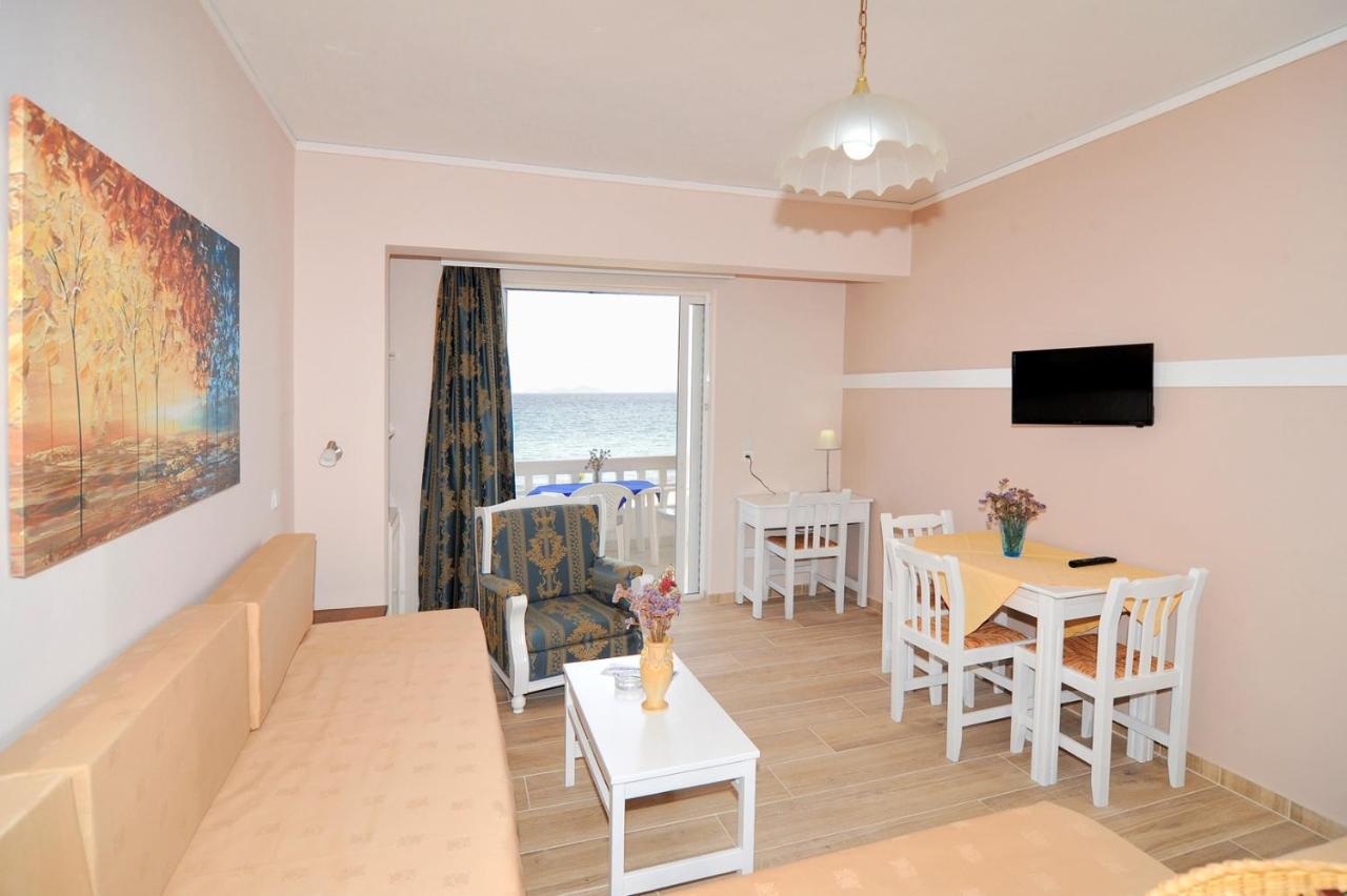 een woonkamer met een bank en een tafel bij Byron Apartments in Tigaki