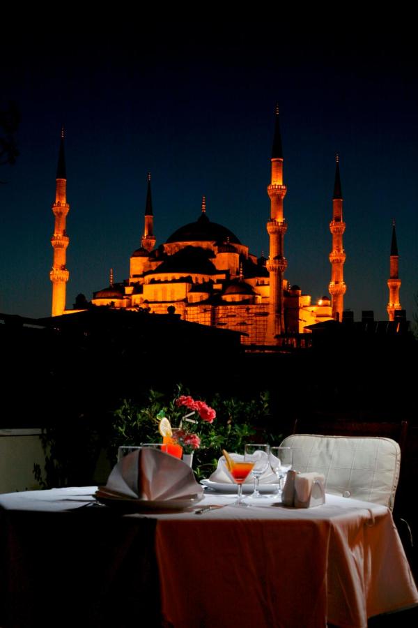 een tafel voor een moskee 's nachts bij Hippodrome Hotel in Istanbul