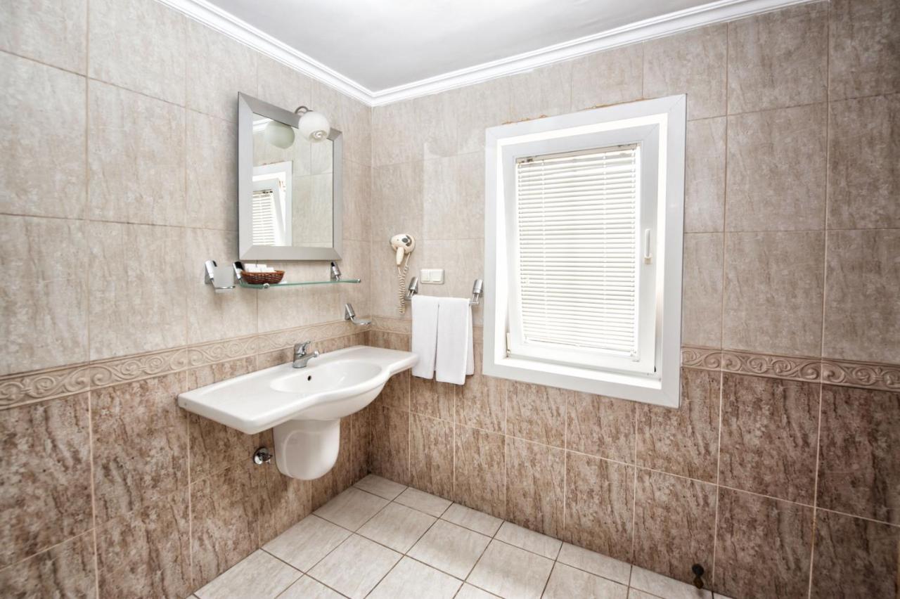 een badkamer met een wastafel en een raam bij Hotel Centrum Istanbul in Istanbul