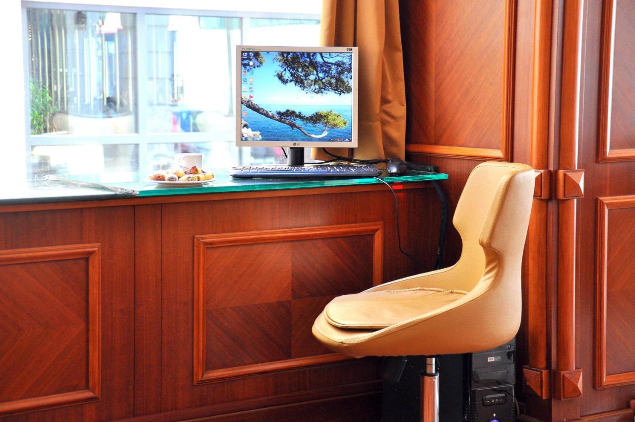 een computer op een bureau met een stoel bij Hotel Centrum Istanbul in Istanbul