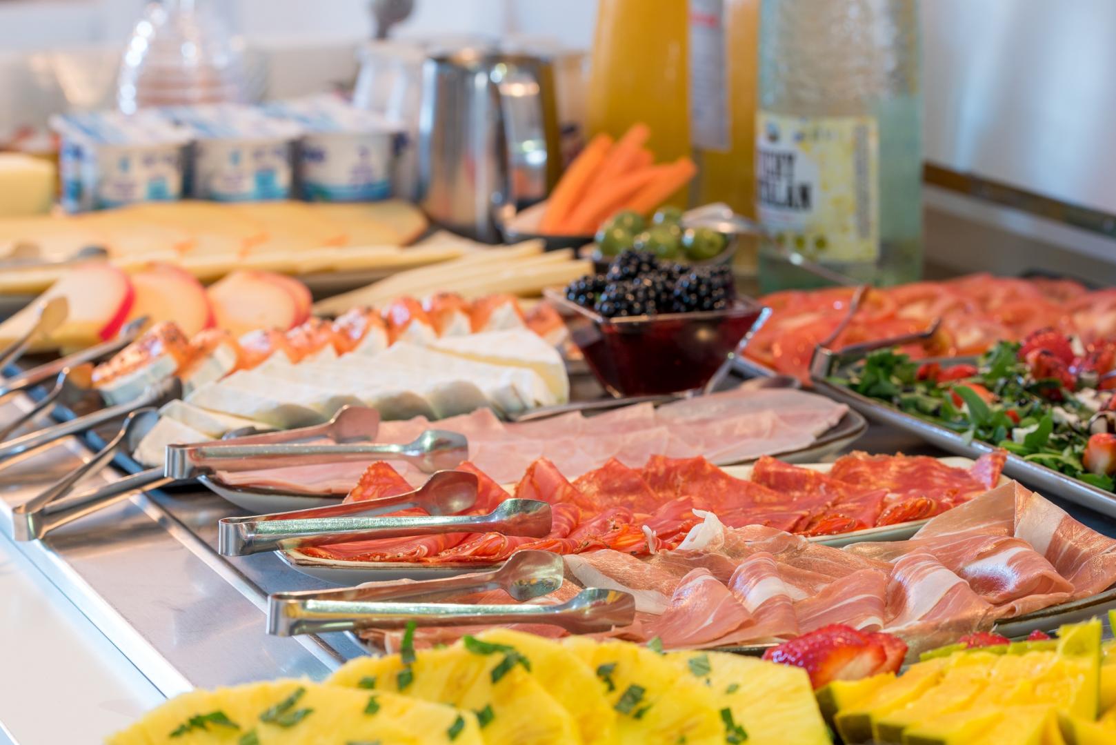 Buffet met diverse gerechten — Cas Cabo Nou Agroturismo